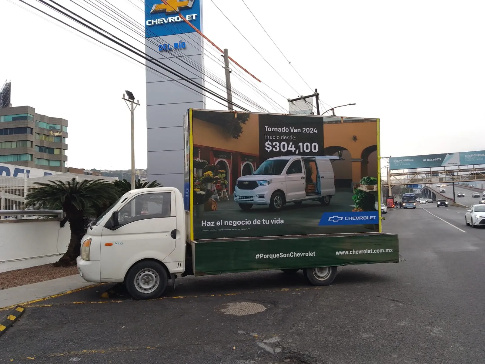 Imagen que enfoca un auto con una valla publicitaria